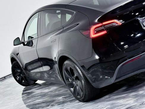 Used 2022 Tesla Model Y Long Range image 14