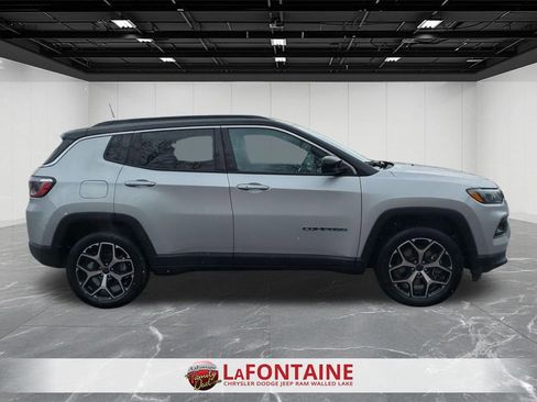 Used 2025 Jeep Compass Limited image 9