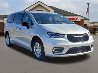 New 2026 Chrysler Pacifica Select video 2