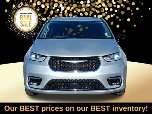 Used 2024 Chrysler Pacifica Touring-L image 3