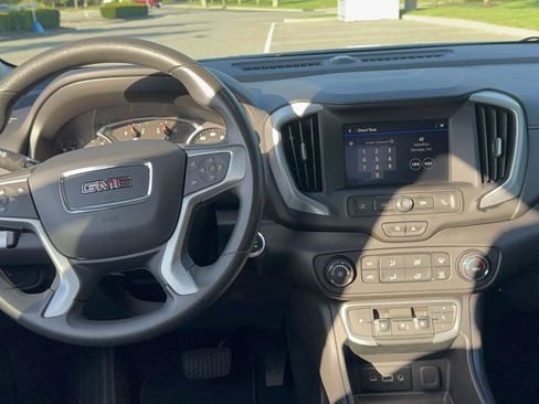 Used 2024 GMC Terrain SLE image 10