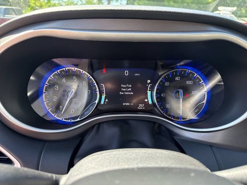 Used 2023 Chrysler Pacifica Touring-L FWD image 31