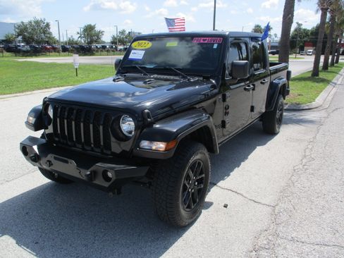Used 2022 Jeep Gladiator Sport AWD/4WD image 3