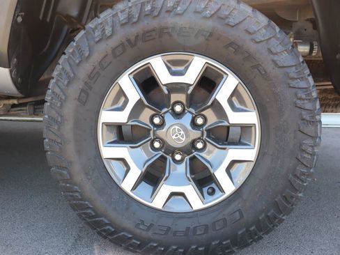 Used 2021 Toyota Tacoma TRD Off-Road w/ TRD Premium Off Road Package AWD/4WD image 6