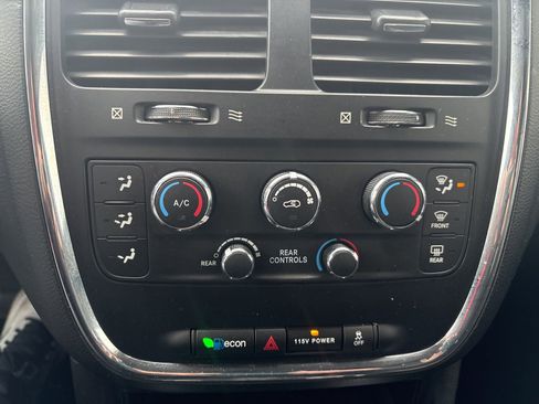 Used 2016 Dodge Grand Caravan SXT image 23