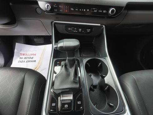 Used 2025 Kia Carnival EX image 27