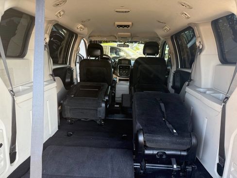 Used 2014 Dodge Grand Caravan SXT image 12