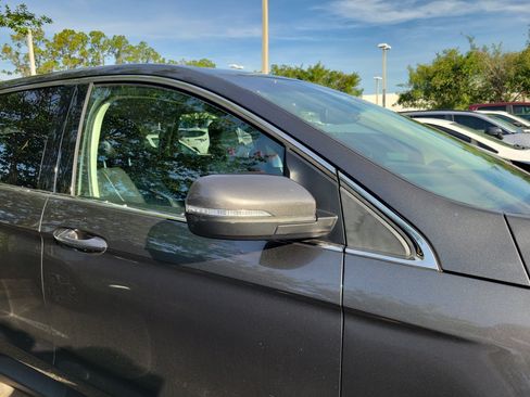 Used 2018 Ford Edge Titanium FWD image 8