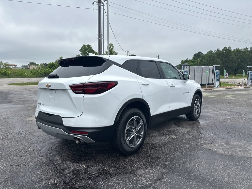 Used 2025 Chevrolet Blazer LT AWD/4WD image 3