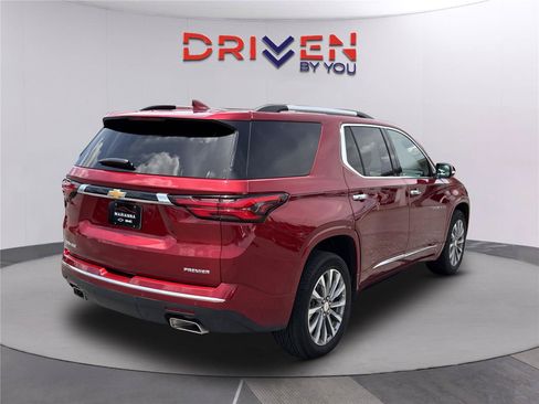Used 2023 Chevrolet Traverse Premier FWD image 4