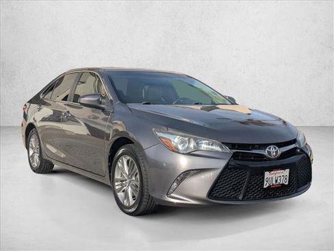 Used 2017 Toyota Camry SE image 3