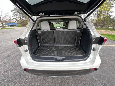 Used 2023 Toyota Highlander Limited image 10