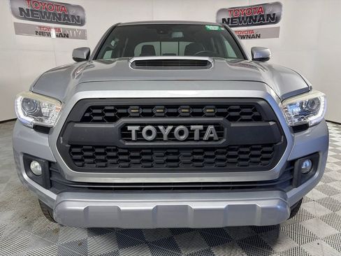 Used 2018 Toyota Tacoma TRD Sport image 9