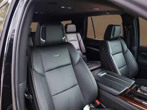Used 2021 Cadillac Escalade Luxury AWD/4WD image 31