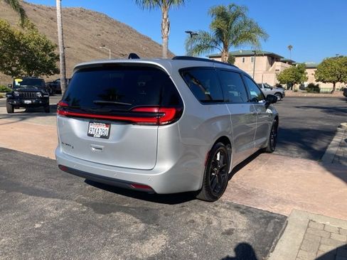 Used 2024 Chrysler Pacifica Touring-L w/ S Appearance Package image 7