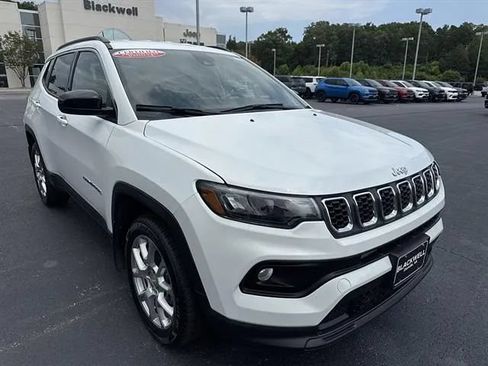 Used 2024 Jeep Compass Latitude AWD/4WD image 1