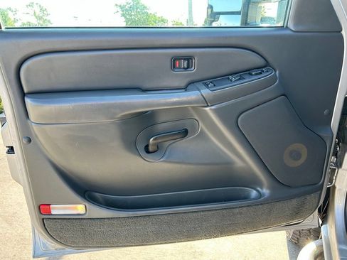 Used 2005 Chevrolet Silverado 2500 LS w/ Heavy-Duty Power Package AWD/4WD image 19