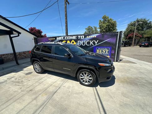Used 2018 Jeep Cherokee Limited AWD/4WD image 3