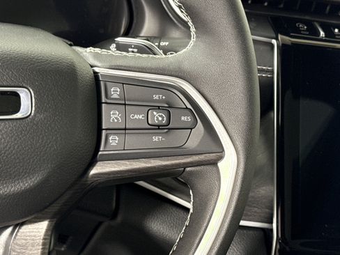 New 2025 Jeep Grand Cherokee Limited w/ Luxury Tech Group II image 18