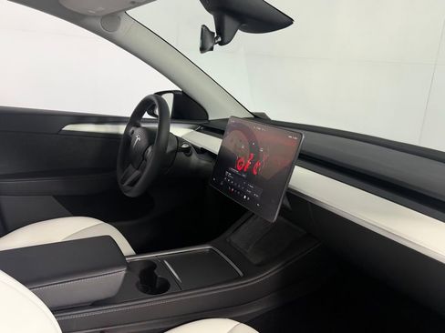 Used 2024 Tesla Model Y Performance image 30