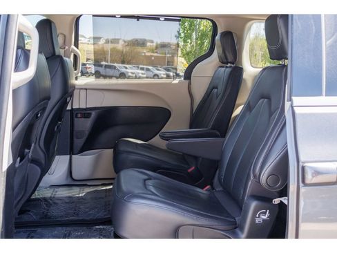 Used 2022 Chrysler Pacifica Touring-L FWD image 13
