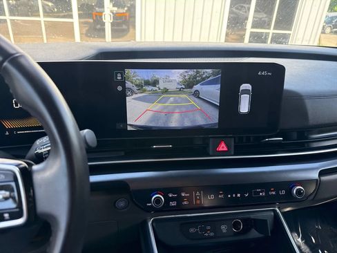 Used 2025 Kia Carnival FWD image 23
