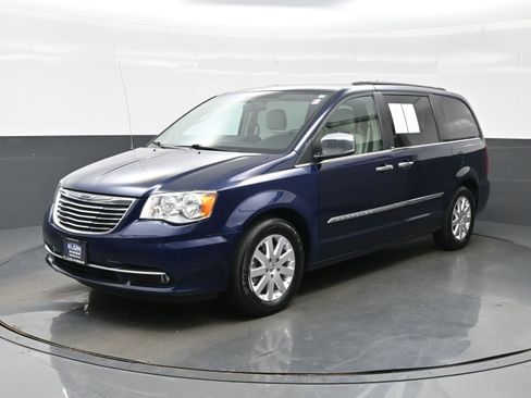 Used 2012 Chrysler Town & Country Touring-L w/ Entertainment Group #2 FWD image 2
