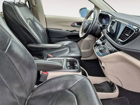 Used 2018 Chrysler Pacifica Limited FWD image 14