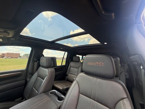 Used 2025 Chevrolet Suburban High Country AWD/4WD image 27