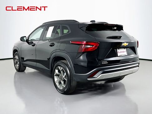 Used 2025 Chevrolet Trax LT w/ LT Convenience Package FWD image 9