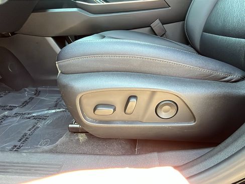 Used 2025 Chevrolet Equinox LT w/ Convenience Package II FWD image 7