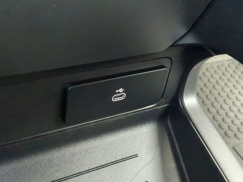 Used 2025 Land Rover Defender 110 S image 34