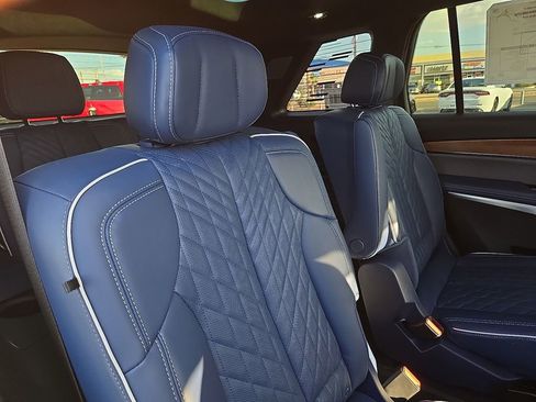 New 2026 Cadillac Vistiq Premium Luxury w/ LPO, Floor Liner Package image 15