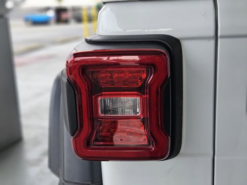 Used 2021 Jeep Wrangler Unlimited Rubicon w/ Xtreme Recon 35" Tire Package image 7