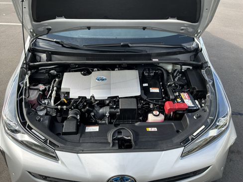 Used 2021 Toyota Prius LE AWD/4WD image 33