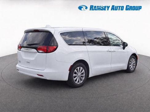 Used 2017 Chrysler Pacifica Touring w/ Tire & Wheel Group FWD image 4