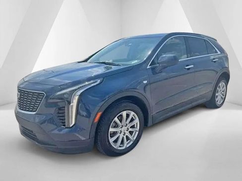 Used 2022 Cadillac XT4 Luxury w/ Cold Weather Package FWD image 3