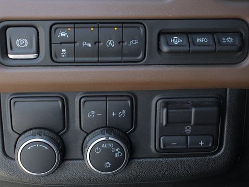 Used 2021 Chevrolet Suburban High Country w/ Premium Package image 24