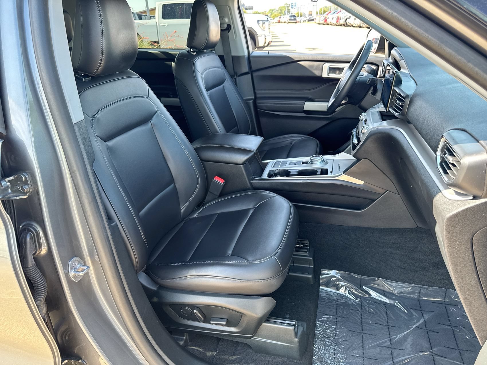 Used 2024 Ford Explorer XLT w/ Equipment Group 202A RWD image 23