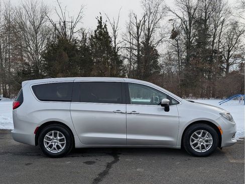 Used 2023 Chrysler Voyager LX image 4