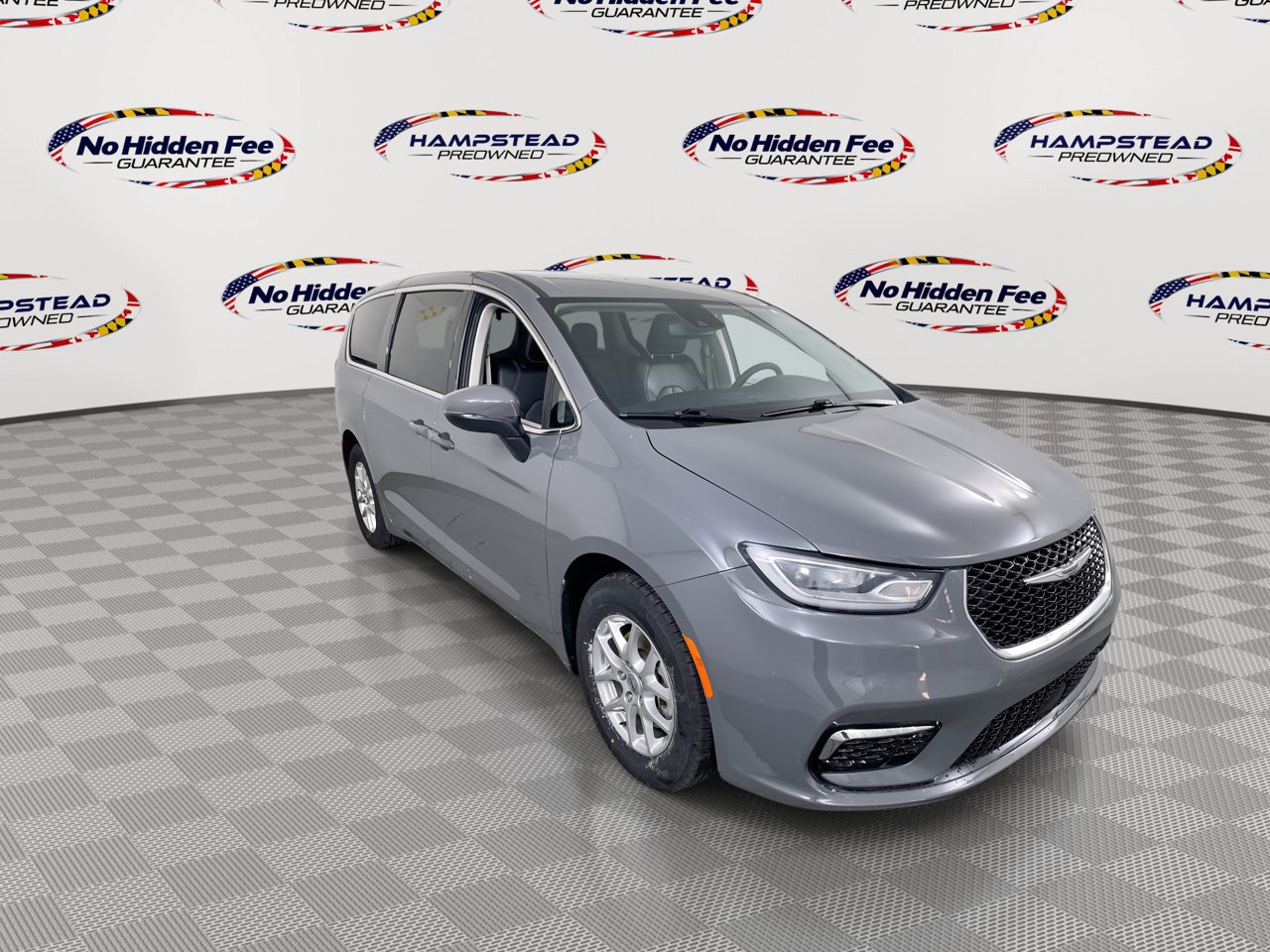 Used 2023 Chrysler Pacifica Touring-L FWD image 3