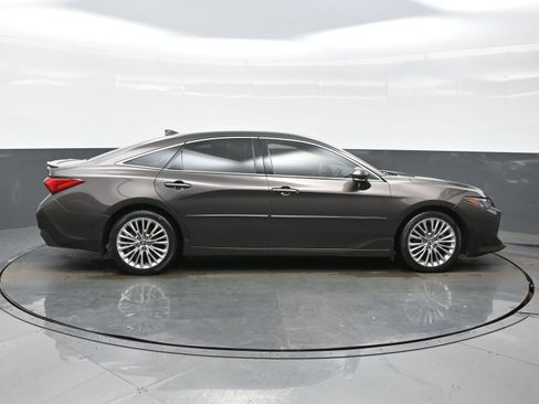 Used 2019 Toyota Avalon Limited image 7