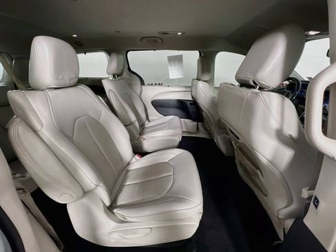 Used 2021 Chrysler Pacifica Touring-L FWD image 43
