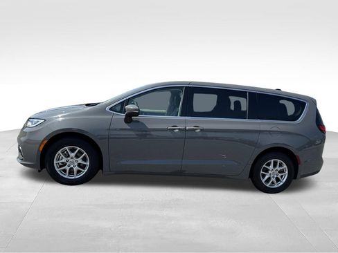 Used 2023 Chrysler Pacifica Touring-L FWD image 2