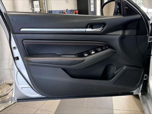 Used 2023 Nissan Altima 2.5 SR FWD image 9