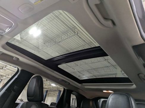 Used 2018 Jeep Cherokee Latitude Plus w/ Comfort/Convenience Group FWD image 22