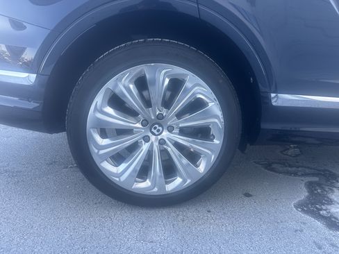 Used 2023 Bentley Bentayga Extended Wheelbase image 30