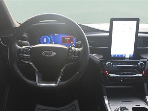 Used 2023 Ford Explorer Platinum w/ Technology Package image 18