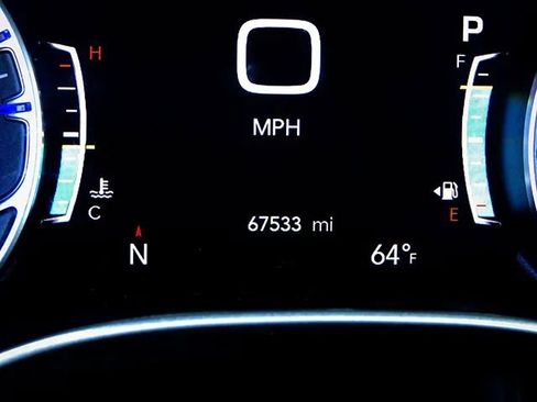 Used 2023 Chrysler Pacifica Touring-L image 17