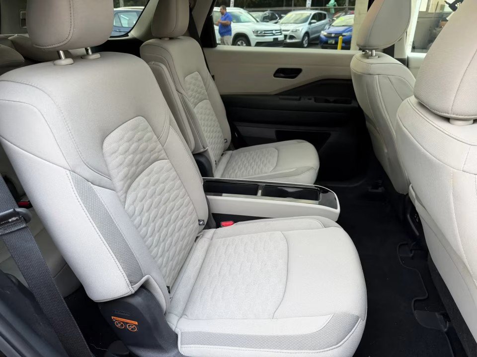 Used 2025 Nissan Pathfinder SV w/ SV Premium Package AWD/4WD image 17